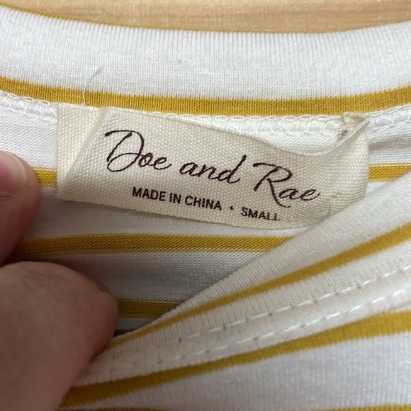 Doe and Rae size Small Striped Yellow and White Floral Flutter Sleeve Blouse - Picture 3 of 7